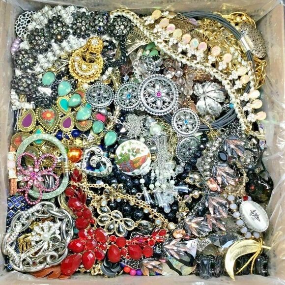 1 LB Vintage to Now Jewelry Lot- MYSTERY BOX! - Picture 8 of 12